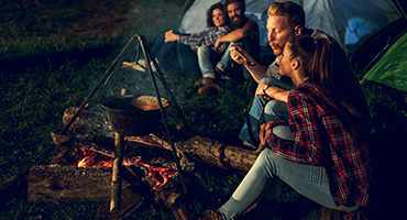 Diner au feu de camp en pleine nature